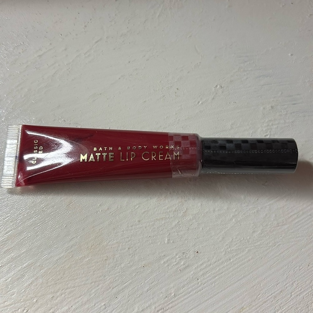CLASSIC RED Matte Lip Cream 0.44 fl oz Bath & Body Works